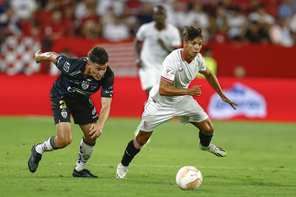 Agustín García Basso, con Independiente del Valle ante Sevilla. (IMAGO)