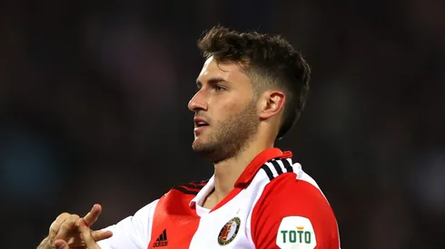 El delantero mexicano es objeto de deseo de varios clubes de Europa pero el director general del Feyenoord ya "lo ve" en una liga en concreto.