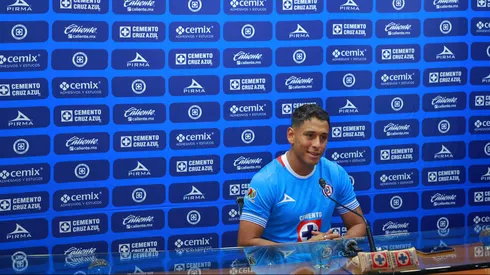 El futbolista mexicano empezó a ser relacionado con el cuadro tapatía desde este lunes. Hoy se confirmó donde jugaría en el Clausura 2025.