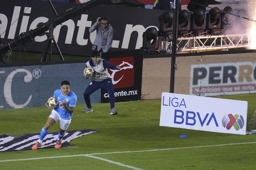 La pirotecnia estaba presente en el Estadio Azul y el Azteca. (Imago 7)