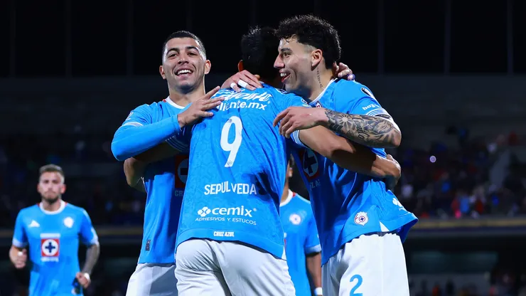 Cruz Azul festeja por su cuarto fichaje.