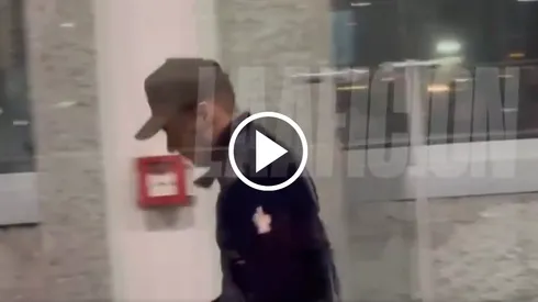 Martín Anselmí ya abordó el avión rumbo a Europa.