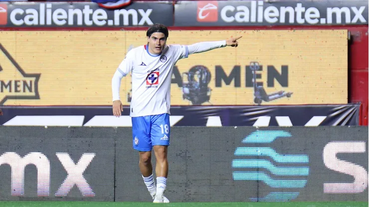 El talentoso mediocampista llegó a Cruz Azul bajo una disputada del club cementero contra las Chivas de Guadalajara.