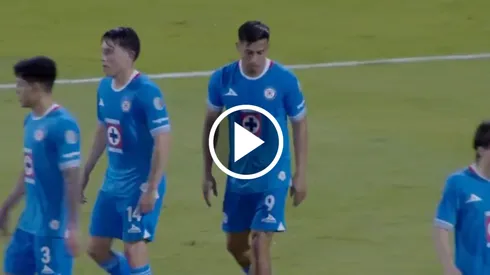 El delantero mexicano perdió la titularidad en detrimento de Giorgos Giakoumakis y tampoco es el primer cambio.