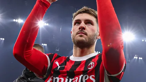 Milan se rindió a los pies de Santi Giménez.