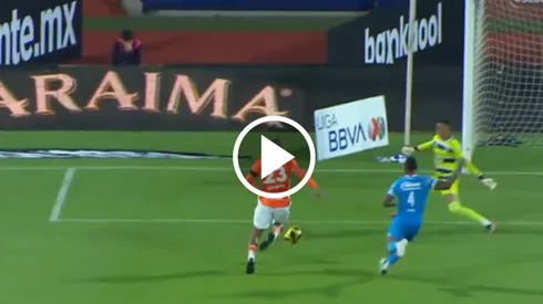 El portero colombiano realizó una de las atajadas del campeonato que permitió a los cementeros seguir con vida y conseguir la victoria final.