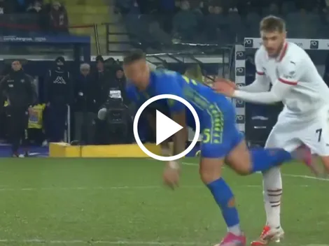 La patada en las partes nobles de Giménez en su debut en Serie A