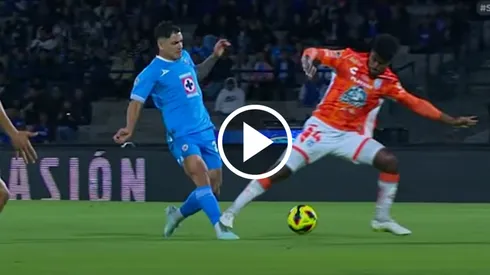 El delantero uruguayo se pudo hacer daño por una entrada durísima que el silbante y el VAR ignoraron. Por suerte, el infractor fue expulsado minutos después.