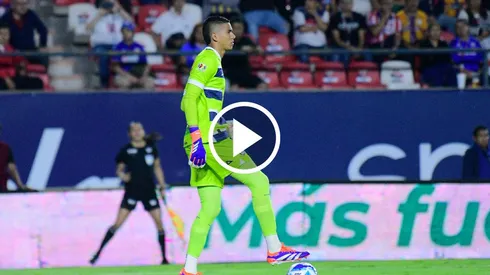 Mier sigue demostrando sus grandes dotes saliendo de la presión rival.