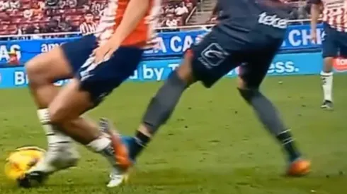 El mediocampista recibió una de las peores entradas en lo que va de torneo. Por suerte, se descartó una lesión de gravedad.