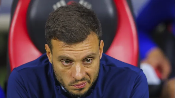 El ex entrenador de Cruz Azul realizó una rueda de prensa enrevesado en donde empezó a hablar de porcentajes y datos. Óscar Ruggeri lo fulminó.