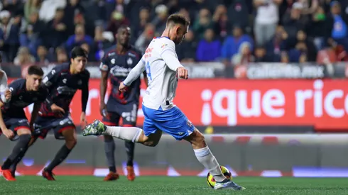Rotondi marcando un penal para Cruz Azul
