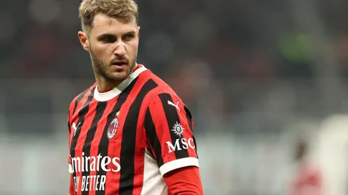 MILAN, ITALY - FEBRUARY 05: Santiago Gimenez of AC Milan looks on during the Coppa Italia, Quarter Final match between AC Milan and AS Roma at Stadio Giuseppe Meazza on February 05, 2025 in Milan, Italy. (Photo by Marco Luzzani/Getty Images)