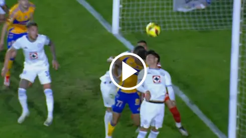 El defensor mexicano fue uno de los titulares en la alineación de Vicente Sánchez y a punto estuvo de convertir el autogol del año.