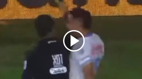 El mediocampista de los cementeros fue captado mientras empujaba al árbitro en medio de un reclamo.