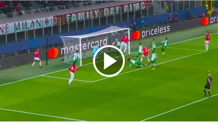 Santi Giménez anotó un gol de vestidor para Milan vs Feyenoord.