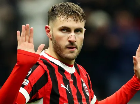 Palo de Ibrahimovic a Santiago Giménez