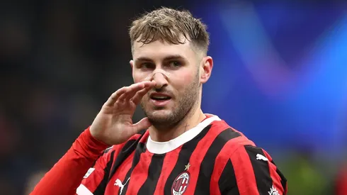 Santi Giménez se gana el cariño de la afición italiana.