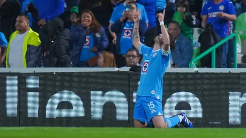 Ignacio Rivero festeja su gol para Cruz Azul, en la victoria frente a Santos Laguna.