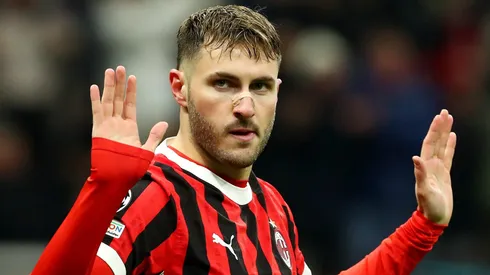 MILAN, ITALY - FEBRUARY 18: Santiago Gimenez of AC Milan celebrates scoring his team's first goal during the UEFA Champions League 2024/25 League Knockout Play-off second leg match between AC Milan and Feyenoord at San Siro Stadium on February 18, 2025 in Milan, Italy. (Photo by Marco Luzzani/Getty Images)