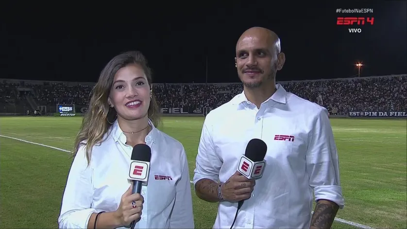 Fabio Santos durante una transmisión deportiva (Captura X).
