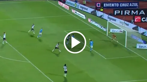 El delantero uruguayo partió desde el inicio pero no pudo hacer valer la titularidad y se comió un gol cantado.