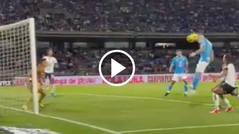 El mediocampista polaco se pudo estrenar como goleador pero su cabezazo se estrelló en uno de los palos.