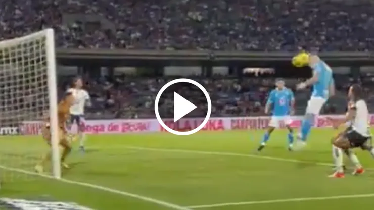 El mediocampista polaco se pudo estrenar como goleador pero su cabezazo se estrelló en uno de los palos.