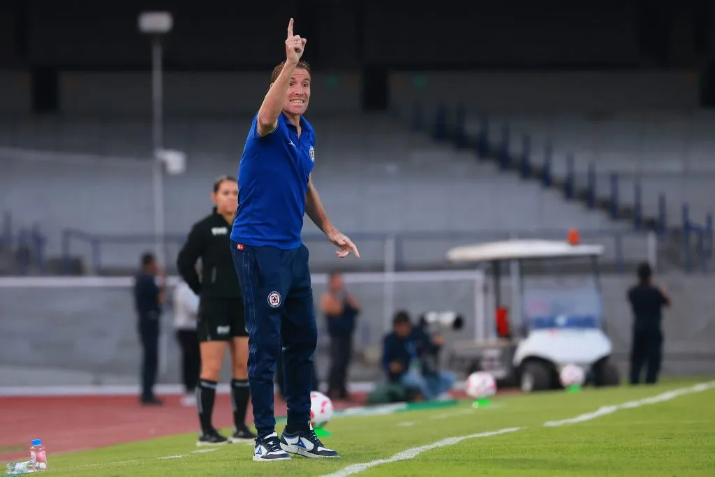 Diego Testas dando indicaciones en el juego contra Pumas UNAM (Foto: Imago7/ Manlio Contreras)