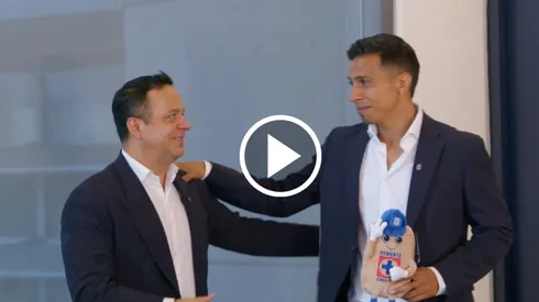 El delantero mexicano firmó su extensión de contrato hasta el próximo mes de diciembre del 2026.