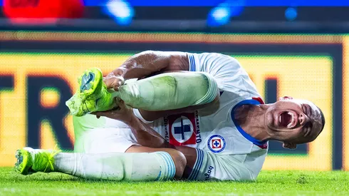 Mazatlán, Sinaloa, 28 de febrero de 2025. Giorgos Giakoumakis resultó lesionado, durante el partido correspondiente a la jornada 10 del torneo Clausura 2025 de la Liga BBVA MX, entre los Cañoneros del Mazatlán FC y la Máquina Celeste del Cruz Azul, realizado en el estadio El Encanto. Foto: Imago7 / Diego Padilla