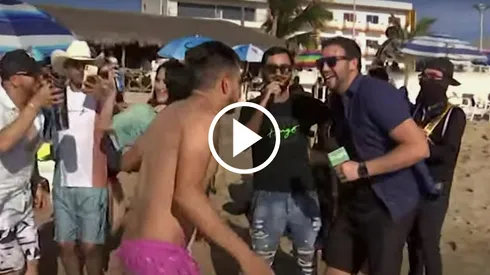 El curioso momento que vivió Adrián Esparza en la playa de Sinaloa.