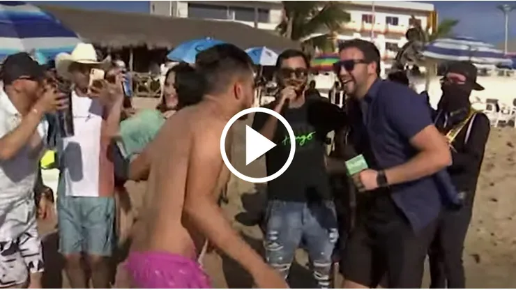 El curioso momento que vivió Adrián Esparza en la playa de Sinaloa.
