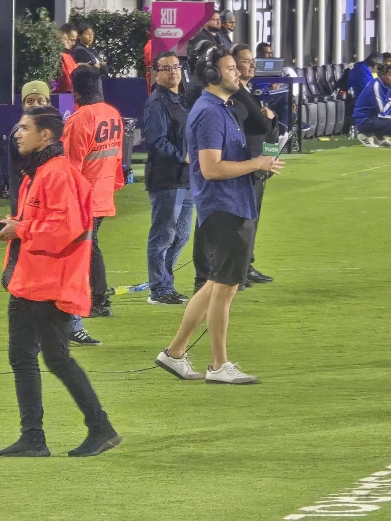 Adrián Esparza, trabajando cómodo en Cruz Azul vs. Mazatlán. (X @AguinigaJC27)