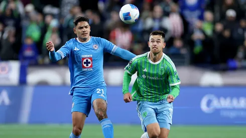 Gabriel Fernández y Jackson Ragen en el duelo de ida entre Seattle Sounders y Cruz Azul.