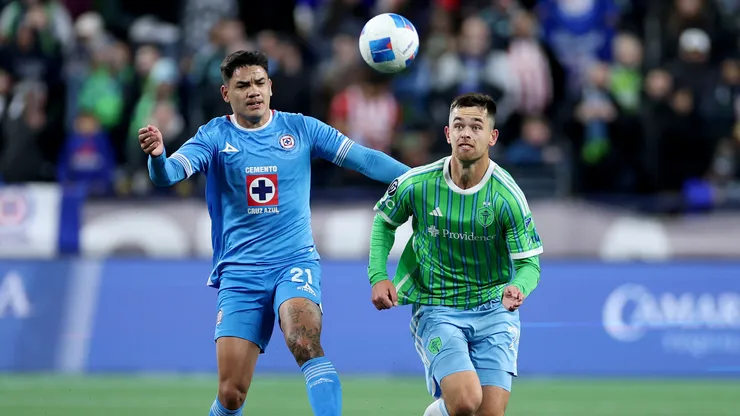 Gabriel Fernández y Jackson Ragen en el duelo de ida entre Seattle Sounders y Cruz Azul.