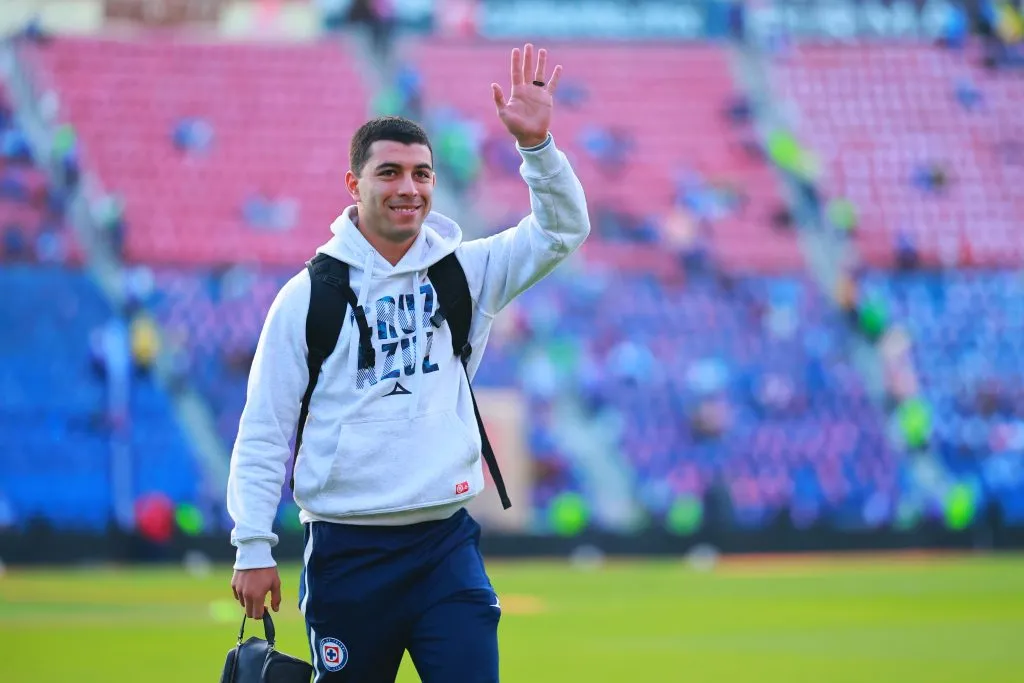 Erik Lira saluda a la afición del Cruz Azul. (Getty Images)