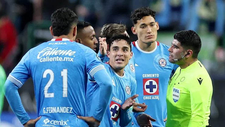 Las figuras de Cruz Azul deberán cuidarse con las tarjetas.