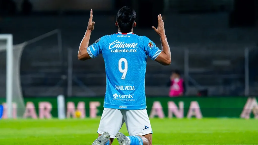 El delantero mexicano se convirtió en el máximo anotador de los cementeros en esta temporada después de su doblete al San Luis. (Imago7)