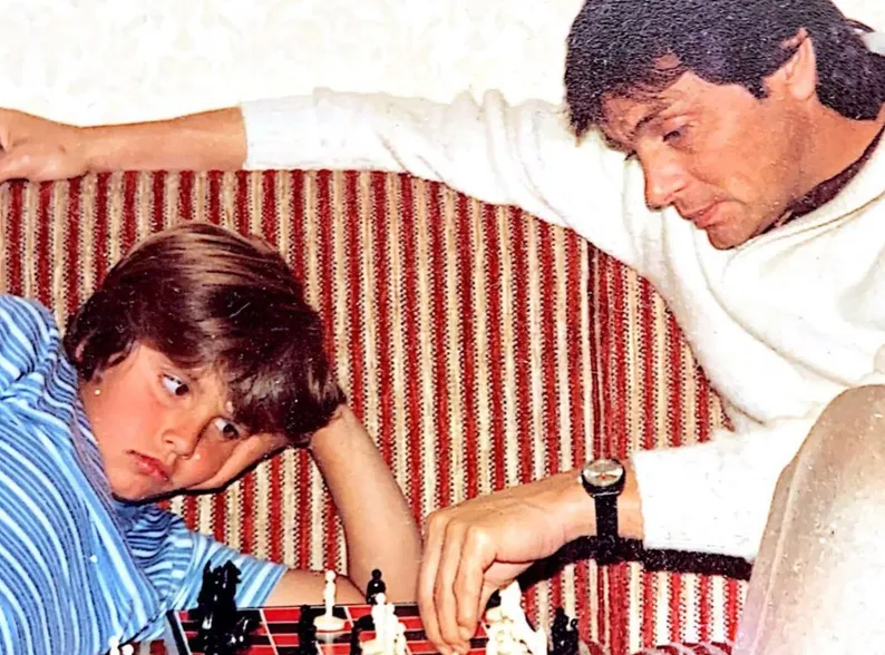 El Gato Marín y un pequeño Maximiliano juegan una partida de ajedrez (Max Martín – Facebook).