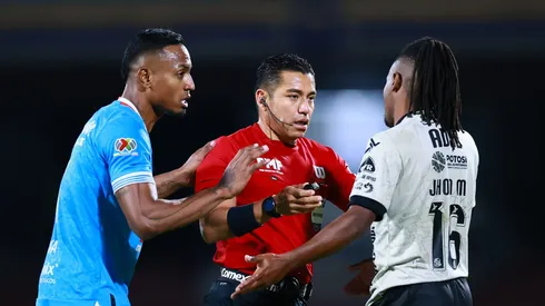 El árbitro de Cruz Azul y San Luis decidió pitar tiro de esquina en la polémica jugada.