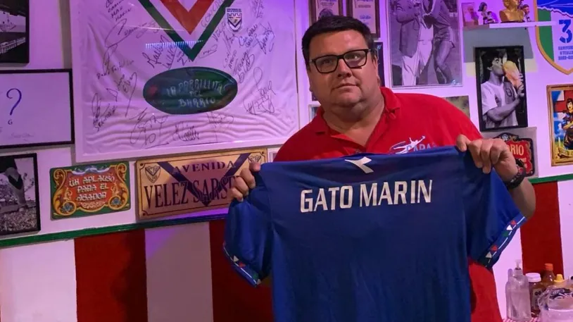 Max Marín, en la peña tributo a su padre y con la playera de Vélez.