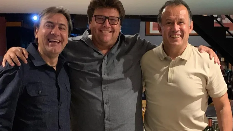 El hijo del Gato sonríe junto a Juan Reynoso, cabeza de la Novena en 2021 (Facebook Max Marín).