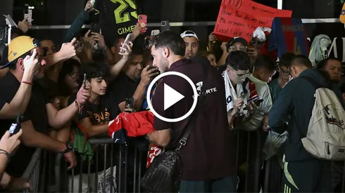 Santiago Giménez se atrevió a firmar una playera de otro equipo mexicano