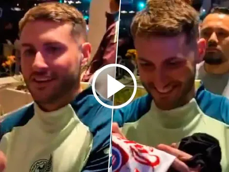 La reacción de Santi Giménez al tener la playera de Chivas en sus manos