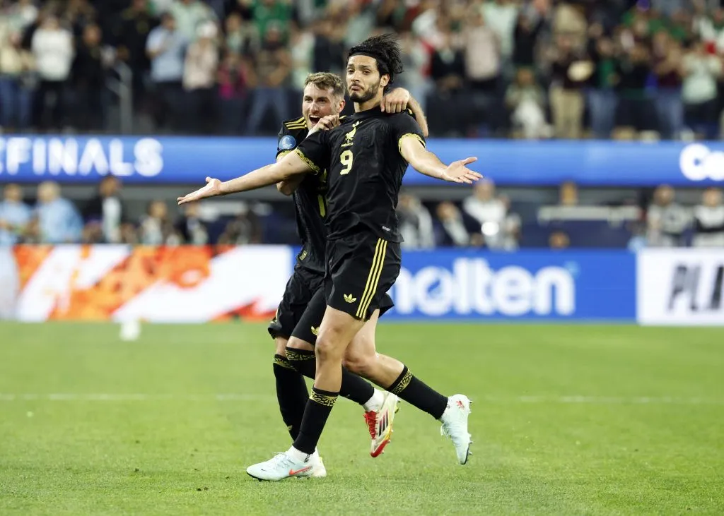 El Bebote fue titular junto a Raúl Jiménez en la delantera, que se llevó todos los flashes tras su doblete. (Getty Images)