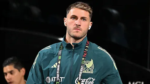 Santi Giménez ante un inusual reclamo para Cruz Azul.