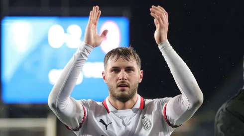 Santi Giménez podría tener como compañero de ataque a una estrella mundial.