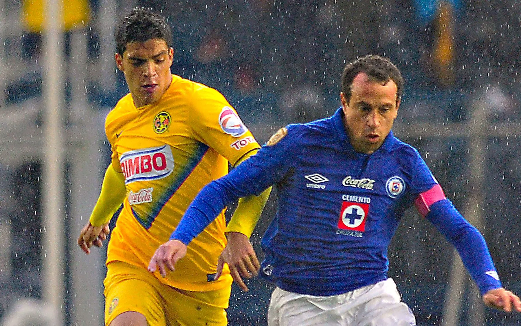 Raúl Jiménez contra Cruz Azul, en el Apertura 2013. (Imago 7)