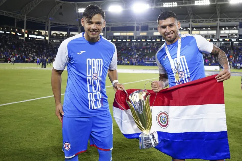 Romero y Escobar sostienen el trofeo del 2022 (Imago7).